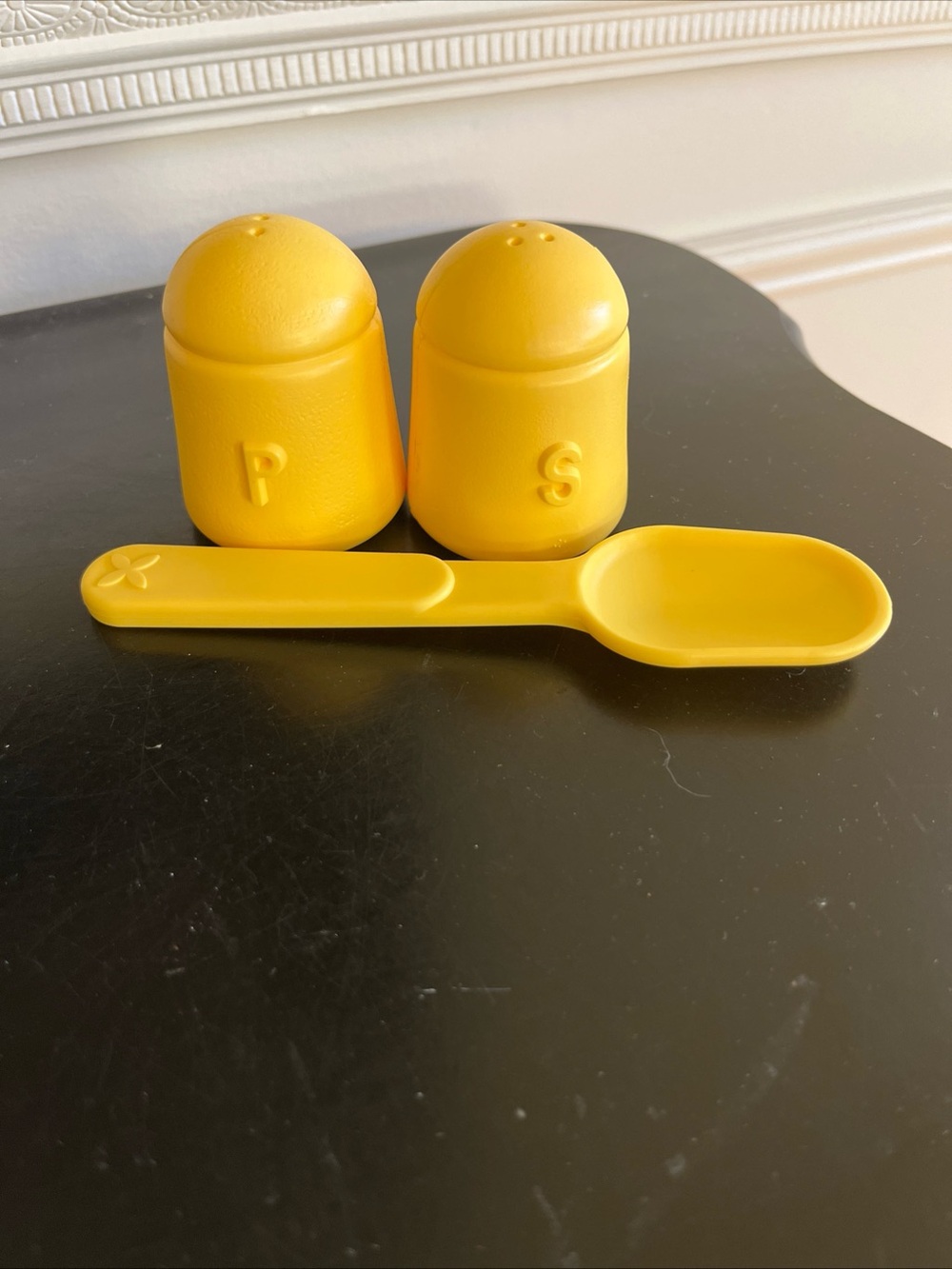 vintage 90s NWOB toy -yellow Step2 salt & pepper shakers 2.5” and spoon 6”
